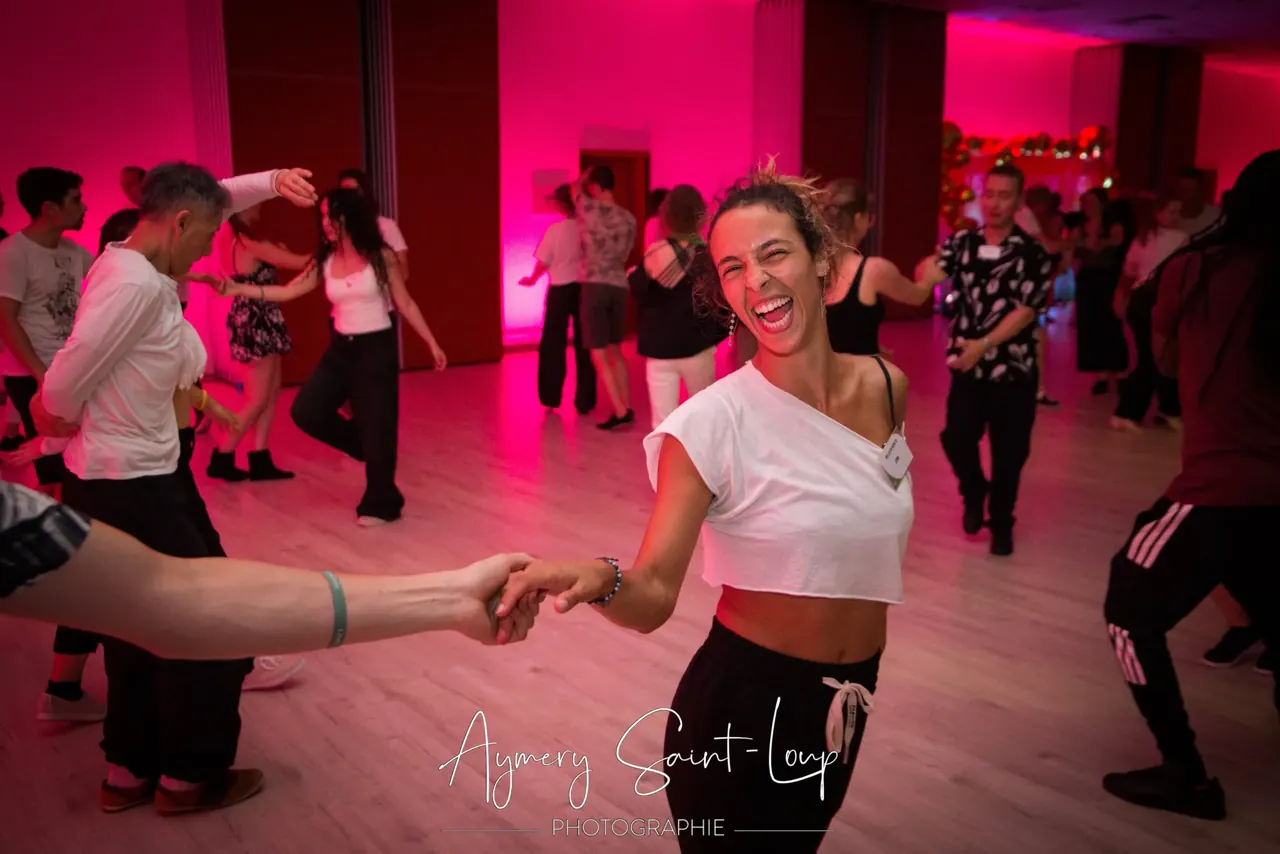 Uma participante sorridente a dançar no Lisbon Westie Fest